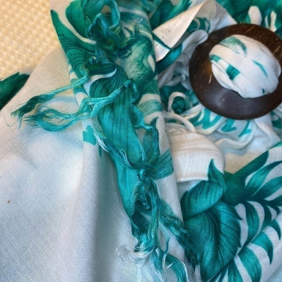 Hawaii Sarong Wrap With Fringe and Wooden Clasp White and Green Tropical Design - Picture 13 of 14